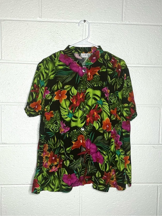 Clio Tops - < Clio II Vibrant Tropical Hawaiian Floral Pattern Button Down >